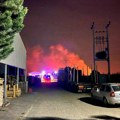 Širi se vatra iz Futoga: Gore kukuruzi i stovarište, vatrogasci iz više mesta se bore sa stihijom