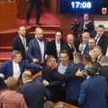 VIDEO: Sednica Skupštine Albanije prekinuta zbog fizičkog obračuna poslanika