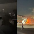 Ljudi vrište, kabina se puni dimom... Jezivi snimci iz aviona koji se zapalio, putnici van sebe od straha (video)