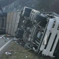 Teška nesreća kod Kolašina: Kamion probio bankinu i sleteo sa puta