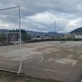 Martovsko prepodne u naselju Radin Do. Propao stadion, raskopane ulice čekaju "krpljenje rupa"!