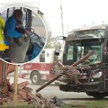 Vozač autobusa napadnut tokom vožnje: Šokantna scena, jednom rukom drži volan, a drugom se brani od brutalnih udaraca…