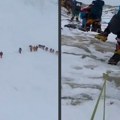"Ne mogu da verujem šta sam gore video": Nestvarni prizori sa Mont Everesta: Jedan kamerman otkrio sve (video)