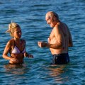 Slavni glumac sa 22 godine mlađom razmenjivao nežnosti: U osmoj deceniji uživali na plaži bez odeće, a fotografije obišle…