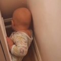 Zaglavila se iza komode Preslatka reakcija bebe nasmejala je milione ljudi na mrežama! (video)