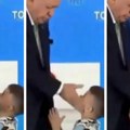 Erdogan ošamario dečaka jer nije hteo da mu poljubi ruku: Posle ga zagrlio i dao mu džeparac