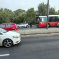 Prva slika teške nesreće na Brankovom mostu: Autobus udario u auto, 12 povređenih, 8 prevezeno na VMA! Na licu mesta više…