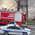 Haos na Voždovcu: Zapalila se radnja oružja: Vatrogasci na terenu (foto, video)