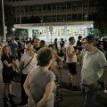 Građani se okupljaju pred zgradom policije na Novom Beogradu gde je odveden student Fizičkog fakulteta