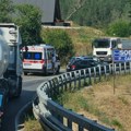 Težak udes u klisuri, ima povređenih Nezgoda u Međuvršju kod Čačka, saobraćaj obustavljen u oba smera