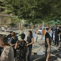 Kragujevčani ispred prostorija SNS u glavnoj ulici