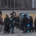 Ovako to radi EU policija: Nokautirali ženu, ona pala na zemlju (video)