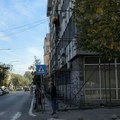 Grumuša upozorava: “Uklonjena skela, ali prostor ispred RFZO-a nije bezbedan za prolaznike”