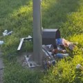 Poneli klešta u park pa sekli kantu za kantom?! Šapčani šokirani prizorom i bezobrazlukom: Ono što pripada svima uništili za…
