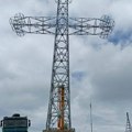 Осветљен крст изнад Ушћа: Својим светлом сведочи веру