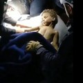 (Video) Dečak (2) proveo šest dana ispod ruševina Leži nepomičan i samo očima prati spasioce: Ostao zatrpan posle razornih…
