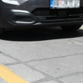 (Foto) Sigurno ste ih primetili: Čemu služe crne linije ispred semafora? Mnogi vozači zbog ove greške bespotrebno stoje u gužvi…