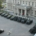 Nova.rs: Vozila Žandarmerije za razbijanje demonstracija ispred zgrade Skupštine Grada Beograda