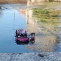 VIDEO Dramatična akcija spasavanja u Nišu: Automobil sleteo u reku, vozač bez svesti, vatrogasci pokušavaju da izvuku