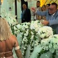 Milion evra za raskošno krštenje: Pod prekriven novčanicama, trbušna plesačica, krune na glavama slavljenica (foto, video)