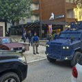 Pripadnici Rosu sa oružjem ispred vrtića u Kosovskoj Mitrovici
