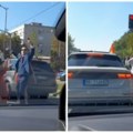 Svatovi napravili žurku usred Beograda Partijali na ulici, ljudi ih gledali u čudu šta rade (video)