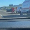 Teška saobraćajna nesreća na auto-putu Automobil smrskan, policija i Hitna pomoć na terenu