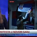 Demonstranti divljaju po Novom Sadu: Huligani skidaju i uništavaju zastave Srbije (video)