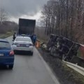 Kamion sleteo s puta Čačak- Kragujevac Teretnjak završio u kanalu, na bočnoj strani