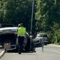 (Foto) drama na mirijevu: Automobil završio na krovu nasred ulice, policija na licu mesta