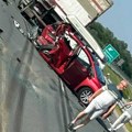 (Foto) težak udes na: Auto-putu Miloš Veliki Trudnica zarobljena u autu, muškarac leži ispred: Vozilo zgužvano kao limenka