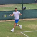 Kiša remeti Novaka: Đoković trenirao u Londonu pred meč sa De Minorom!