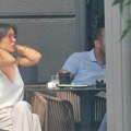 (Paparaco) dekoltirana majica, naočare, a oko ruke zlatne narukvice Uhvatili smo Draganu Mićalović na poslovnom sastanku: Nije…