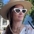 Heklana bluza sa prorezima: Mariju Karan niste videli u ovakvom izdanju: Evo kako se baškari u bašti kafića (foto)