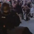 Brutalnost na delu: Ovako to radi EU policija - pogledajte obračun sa demonstrantima u Francuskoj i Nemačkoj (video)