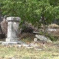 Oskrnavljeno pravoslavno groblje u Prištini: Polomljena stakla na prozorima kapele, porušeni spomenici (video)