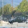 Bmw-om izleteo s puta i probio ogradu! Saobraćajna nezgoda u Vranju - pogledajte šta je uspeo da uradi (foto)