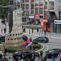 Nesvakidašnja scena u severnoj Mitrovici na izborni dan: Svadbeno kolo zaustavilo saobraćaj u centru grada, na čelu se…