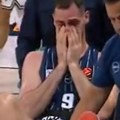 Horor povreda u evroligi! Srpski trener gledao jezive scene: Centar njegovog tima se srušio na parket, pa su ga uplakanog i…