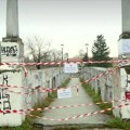 Због безбедности у Крагујевцу затворен пешачки мост преко Лепенице, али га грађани и даље користе