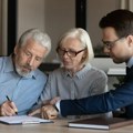 Бринула о оцу, остала без наследства: Како да проверите да ли постоји уговор о доживотном издржавању са трећим лицем