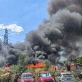 (Foto, video) Čuju se jauci na Novom Beogradu, ljudi se hvataju za glavu. Proširio se požar, vatra guta sve pred sobom.