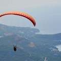 Paraglajder pao pred kupačima u Buljarici: Povređeni muškarac dugo zapomagao na plaži