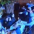 Pokušao da upuca bivšu ženu u restoranu, ali pištolj nije opalio: Nastao haos, konobar se bacio na njega (video)