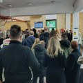 FOTO i VIDEO: Veliki broj Novosađana na biračkim mestima, redovi formirani i pre otvaranja