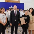 VIDOVDANSKE NAGRADE: Nagrađeni NAJUSPEŠNIJI novosadski osnovci i srednjoškolci