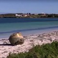 Džinovski metalni predmet na plaži u Australiji zbunio meštane i policiju