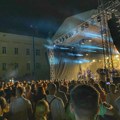 VIDEO Prvi dan festivala In Front of Art : Bajaga napunio Partizanovo igralište i park bio pun