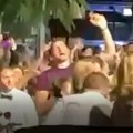 (Video) Jokić diriguje na cecinom koncertu: Pogodila ga "Nevaljala" dok mu se žena lomi od igranja u kafani