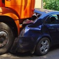 Težak udes u Kruševcu kod stadiona: Automobilom se zakucao u parkiran kamion